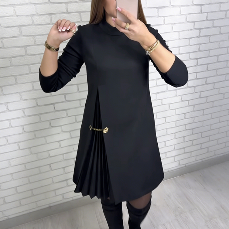 Vestido plisado con cadena dorada